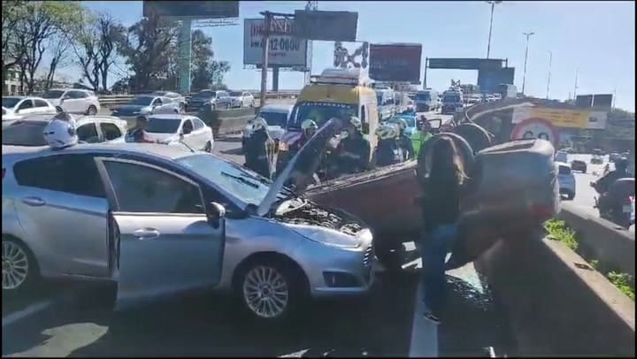 Así quedó el auto volcado en la General Paz