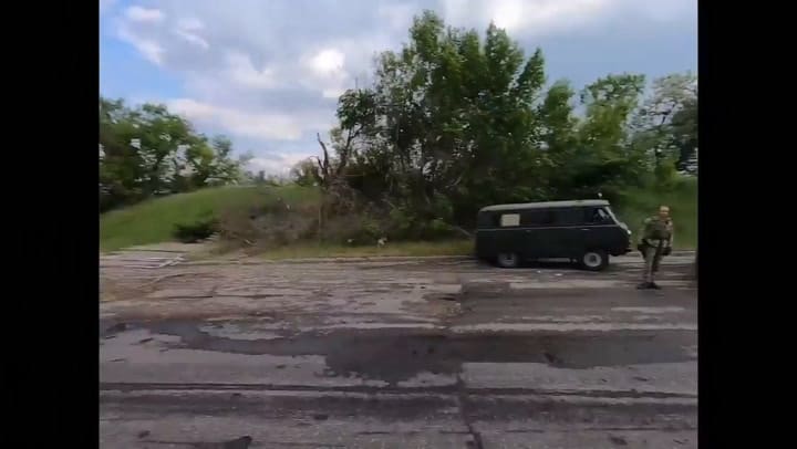 El momento en que un grupo de periodistas es emboscado por tropas rusos y uno de ellos casi muere