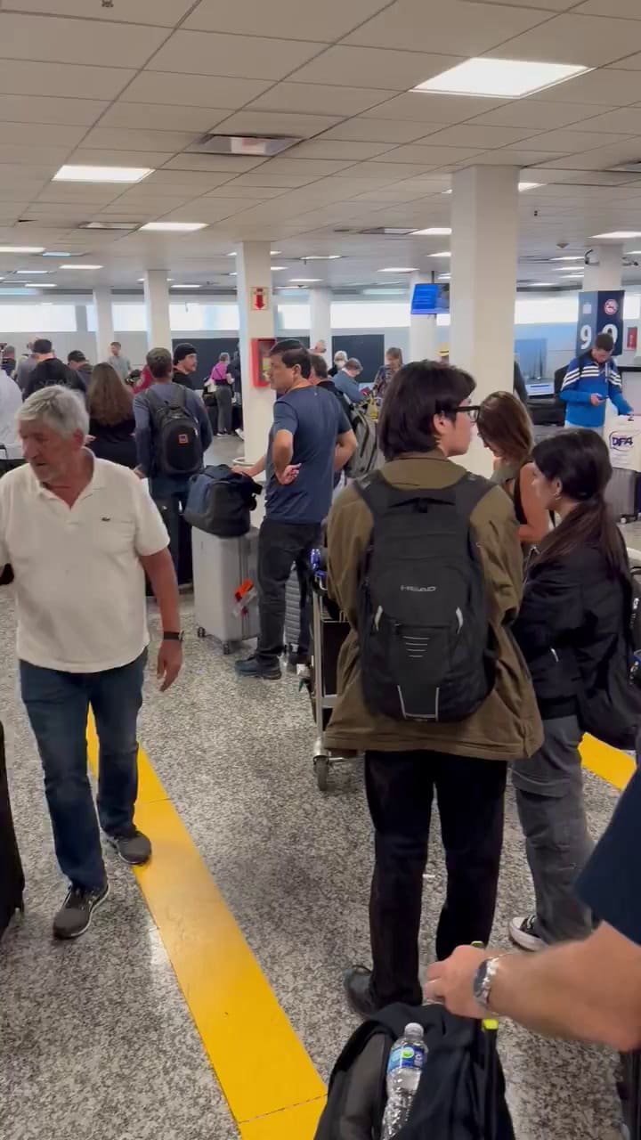 GIF Caos en Ezeiza por el paro de Aduana