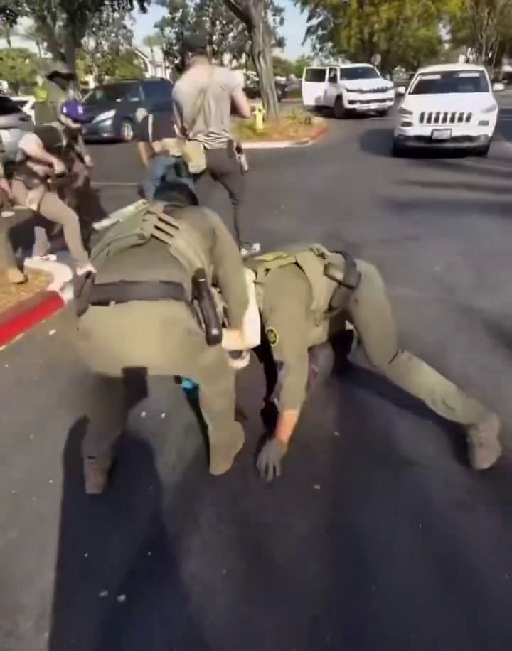Un joven forcejea con agentes de inmigracion en un publo latino de Los Angeles