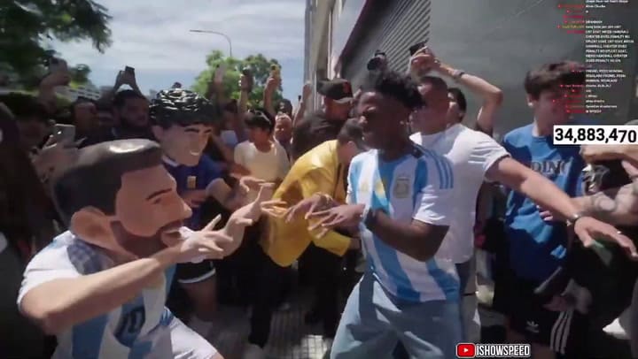 Speed bailando con el falso Messi en la calle