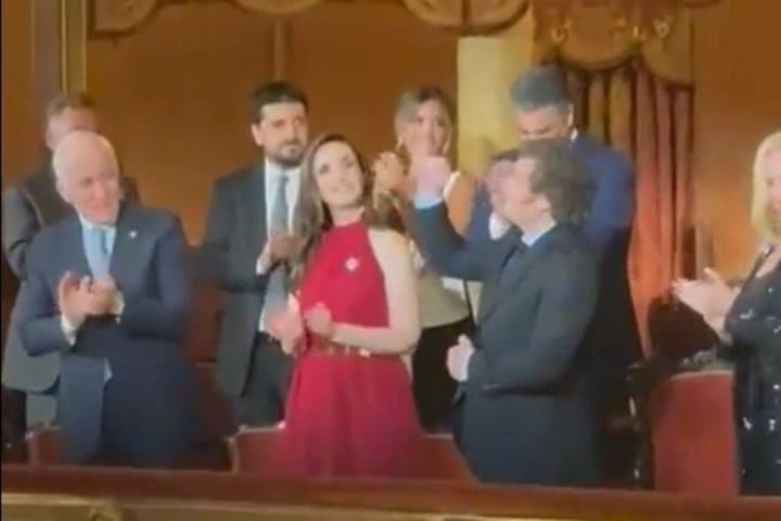 Javier Milei fue ovacionado de pie en la gala del Teatro Colón al grito de “libertad”