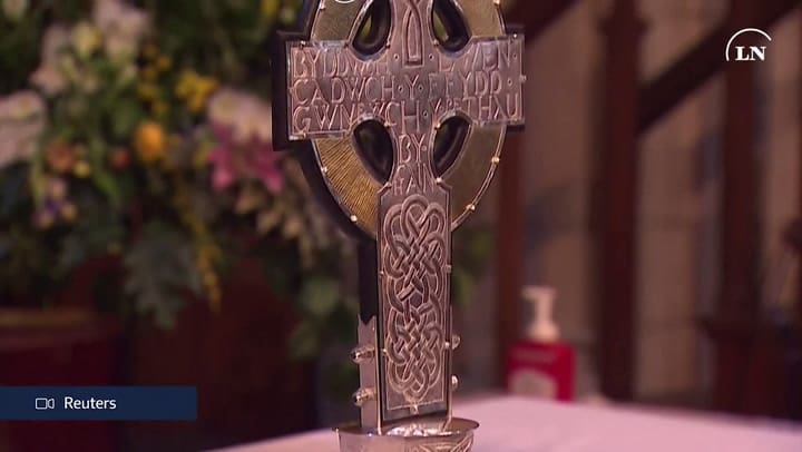 El Papa entrega fragmentos de la cruz de Cristo para la coronación del rey Carlos