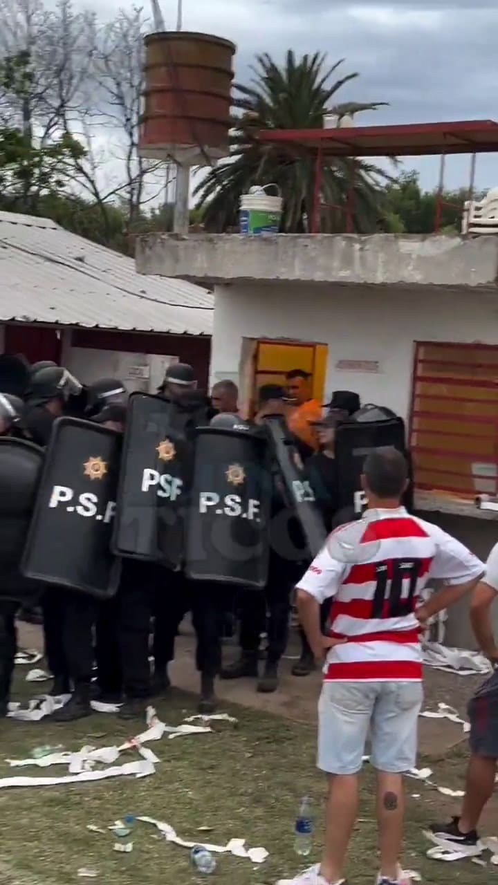 Incidentes con el árbitro Andrés Merlos en la final de la Liga Casildense de fútbol.mp4