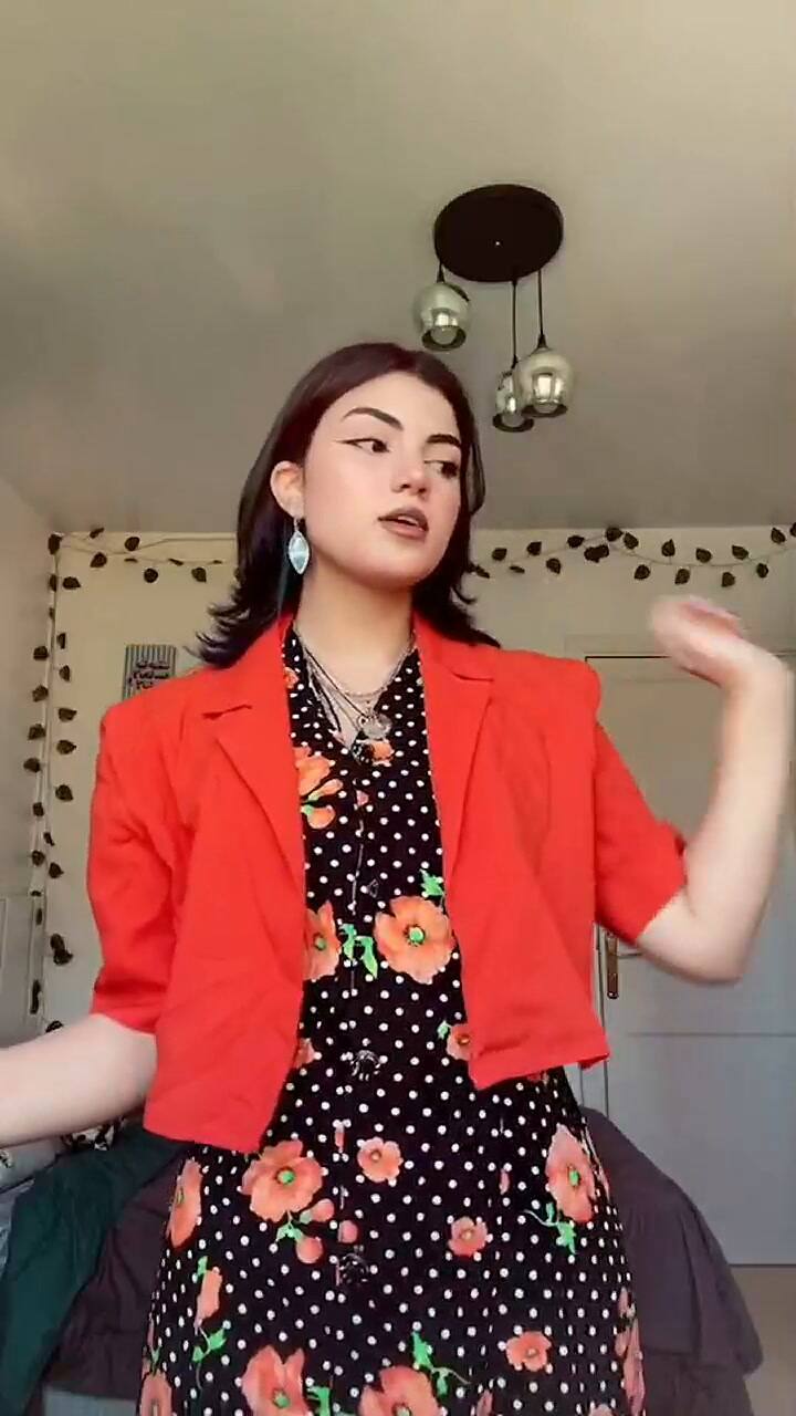 En una tendencia contraria, las hijas encuentran 'joyas ocultas' en el guardarropa de sus madres