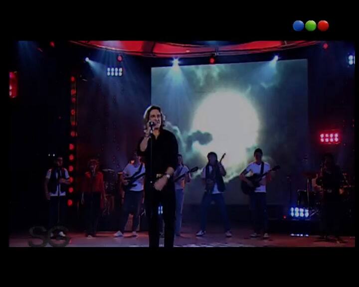 Laport canta "En la luna" ante la mirada de Susana Giménez