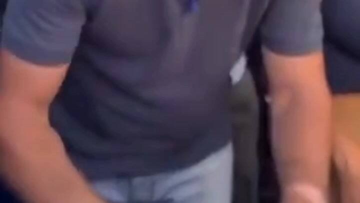 Gif Caputo firmando dólares