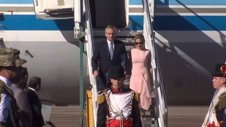 El presidente Alberto Fernández y la primera dama Fabiola Yañez al llegar a Puerto Iguazú
