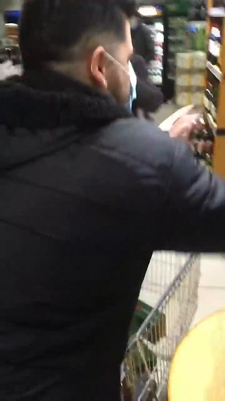 Le dieron un minuto a un cliente para llevarse todo lo que quisiera de un supermercado y sorprendió
