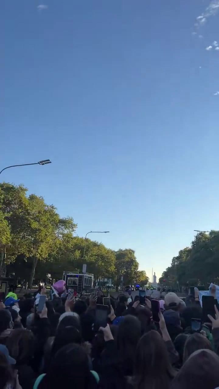 El público cantó el himno en la previa a la exhibición de Franco Colapinto