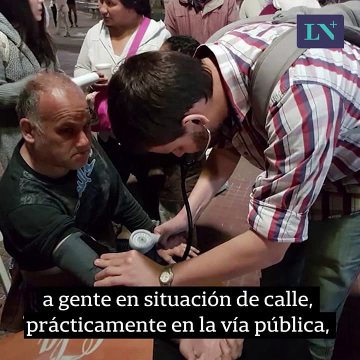Es médica y atiende de forma gratuita a personas en situación de calle