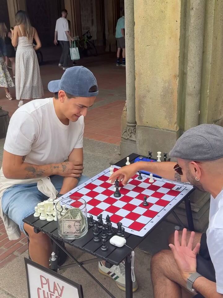 Paulo Dybala jugó al ajedrez en Nueva York