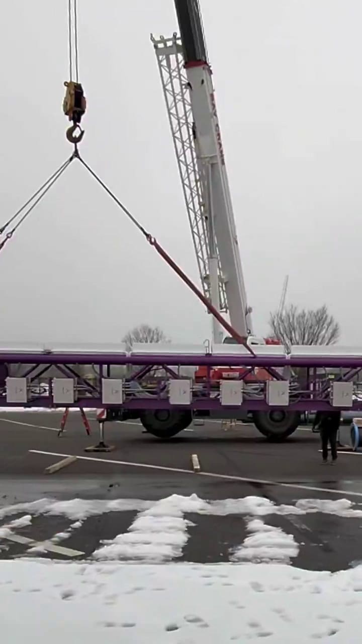 La llegada de tramos de pista violeta marcó el avance visible de la obra