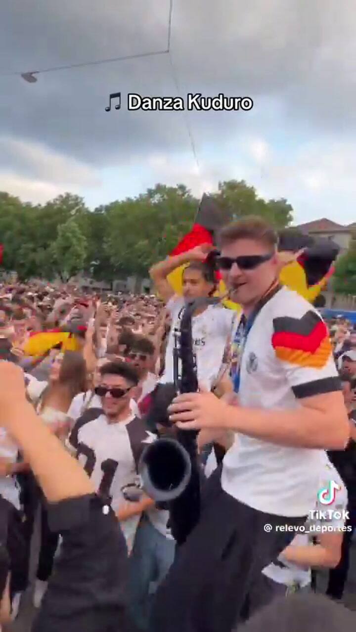 El hincha alemán que deslumbra a todos con el saxo