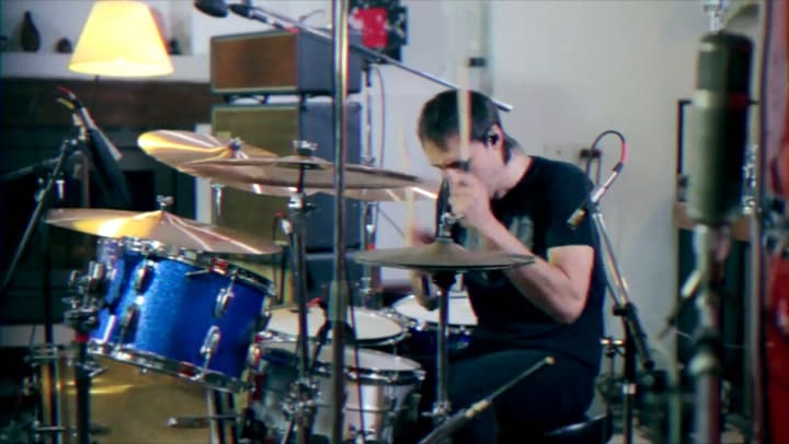 Haciendo Cosas Raras - Divididos (Color) - Fuente: YouTube