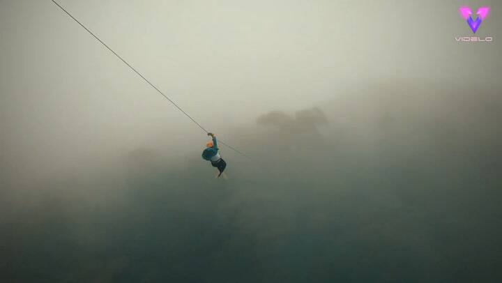 Un drone captura en un impresionante vídeo a una mujer lanzándose por una tirolina a 60 km/h