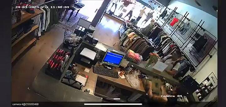 A patadas: así echaron las empleadas de un local a un ladrón