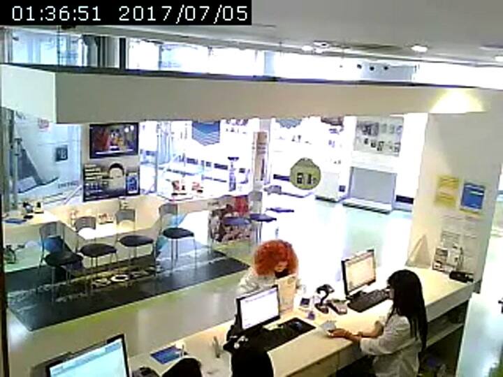 Así roban un local de celulares en la avenida Cabildo a plena luz del día