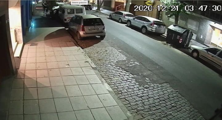 El robo donde un ladrón se olvidó un teléfono celular en el departamento de las víctimas