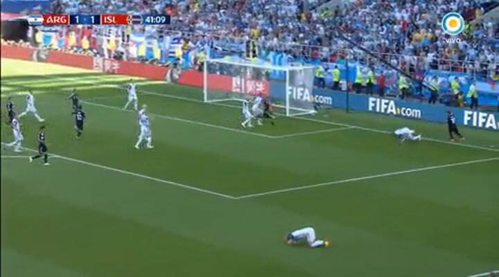 La mano de Gylfi en la jugada por la que no cobraron penal - Fuente: TV Pública