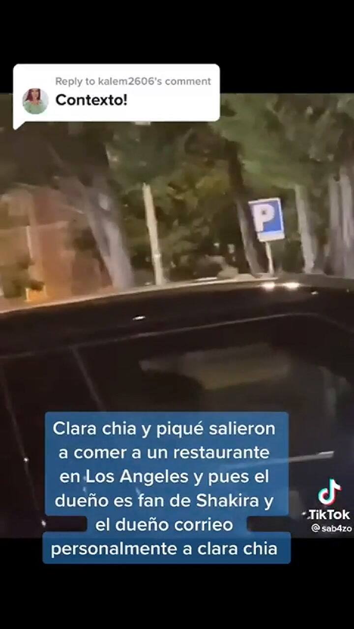 El momento en que Gerard Piqué y Clara Chía Martí abandonan el restaurante del fan de Shakira