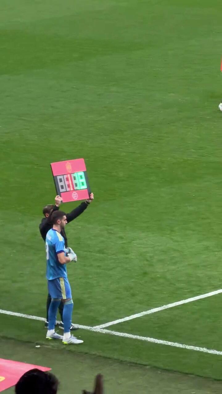 Abucheos al arquero de España Joan García.mp4