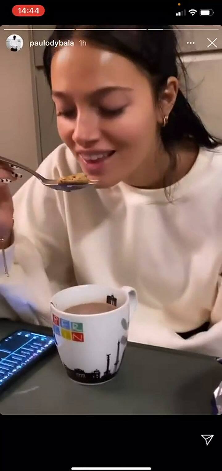 Dybala se rie de Oriana Sabatini