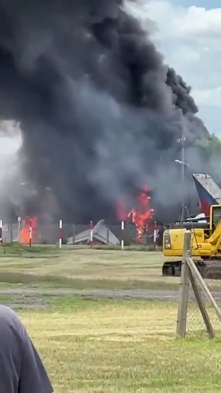 Desde el aeropuerto podían percibirse las llamas