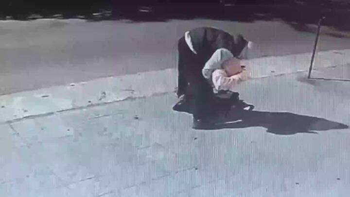 Un ladrón atacó a un niño de 12 años y le robo hasta el buzo