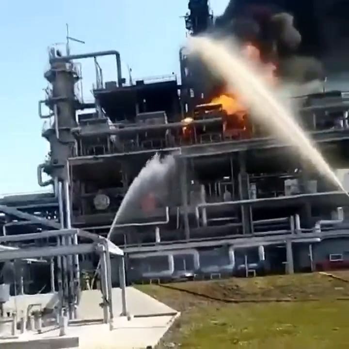 Bomberos sofocaron el incendio en la destilería rusa ubicada en Novoshakhtinsk