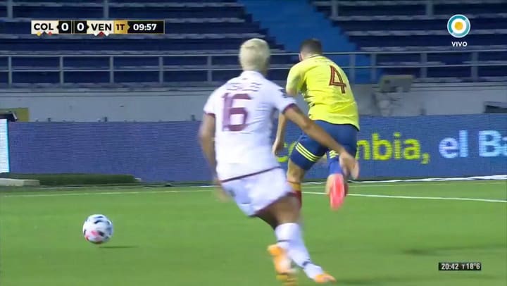 Colombia-Venezuela: la tremenda lesión de Santiago Arias al comienzo del partido - Fuente: TV Públic