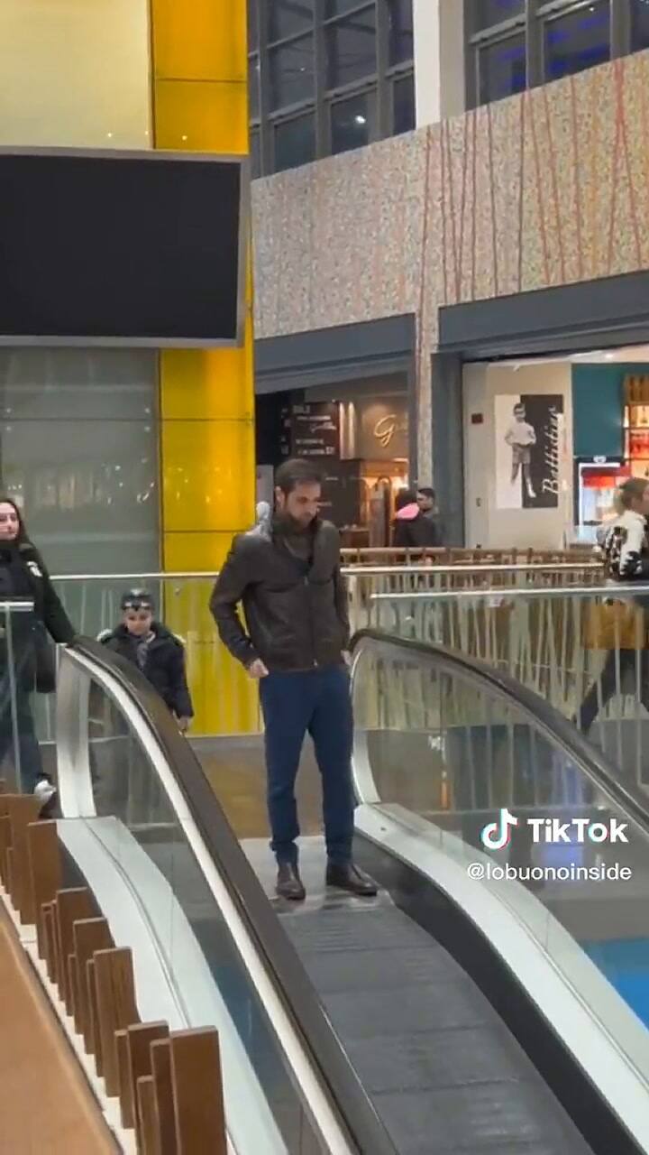 Una familia ayudó a un desconocido a bajar las escaleras mecánicas