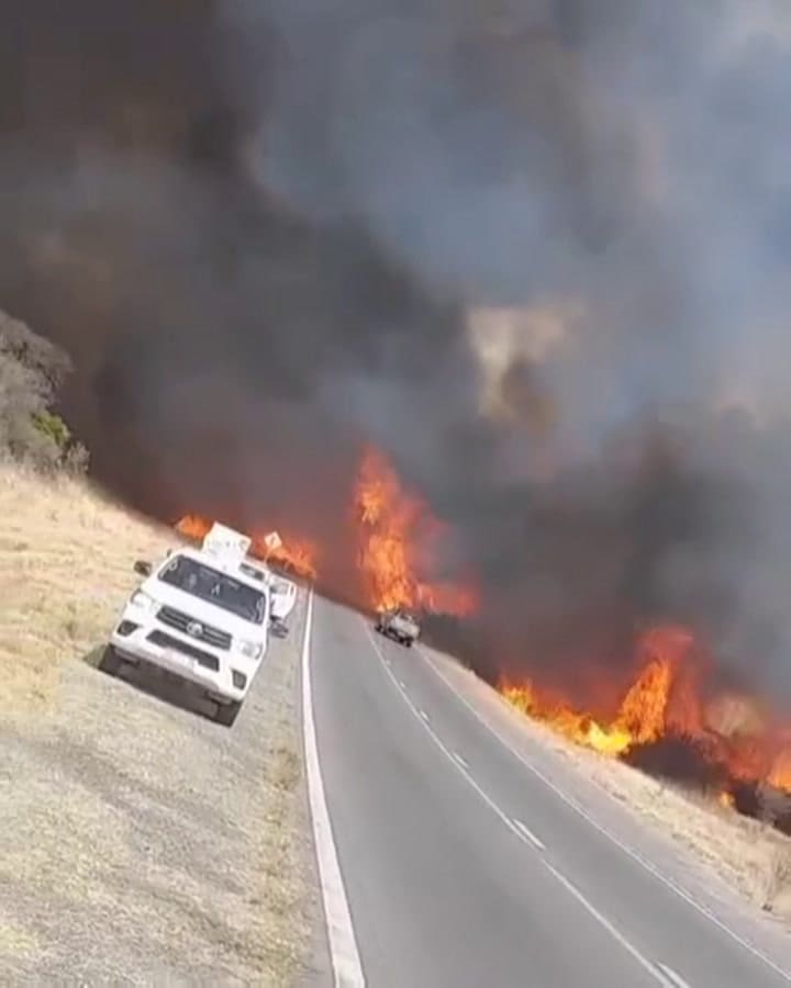 Volvió El Fuego A Nuestro Pueblo, Dolores. El Viento Me Dicen Mis Primos, Lleva Las Llamas Al Las Montañas Gemelas Y Al Cerro Uritorco. Pensar Que A La Madrugada Los Bomberos Con Un Gran Trabajo Lo Habían Sofoca