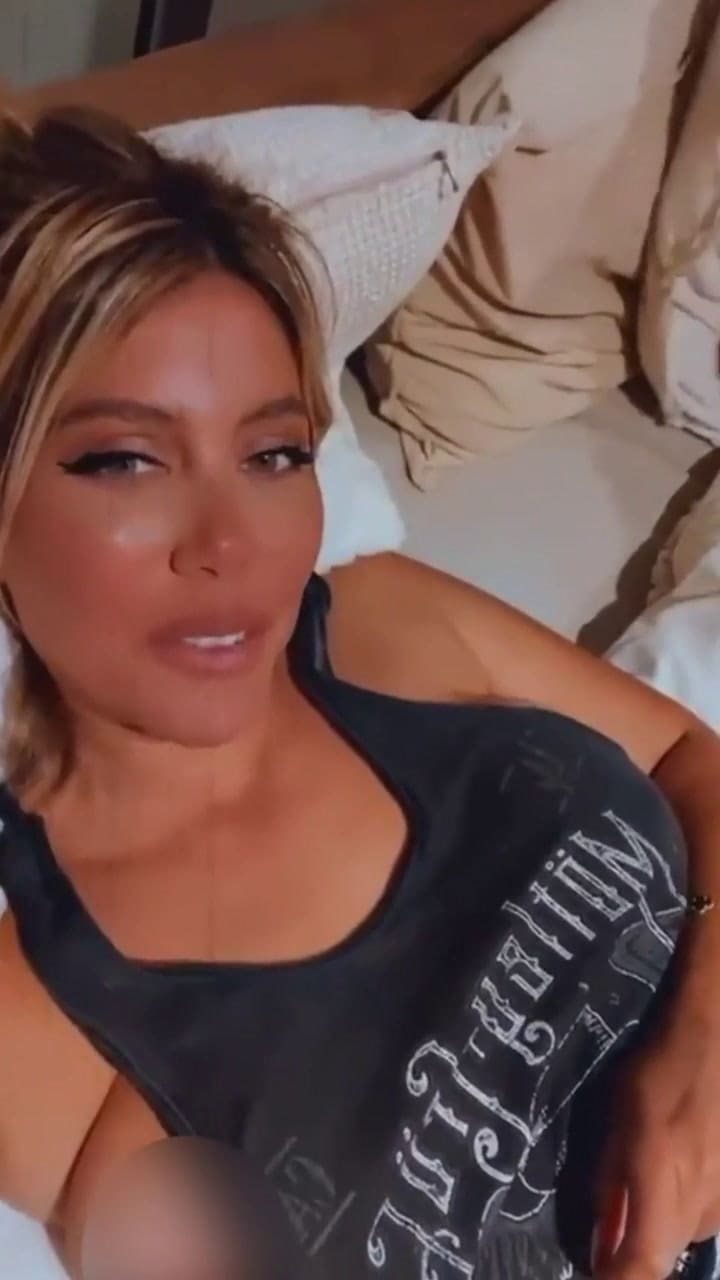 Wanda Nara hizo una transmisión en vivo y tuvo un incómodo problema de vestuario: “¡Se me ve!”