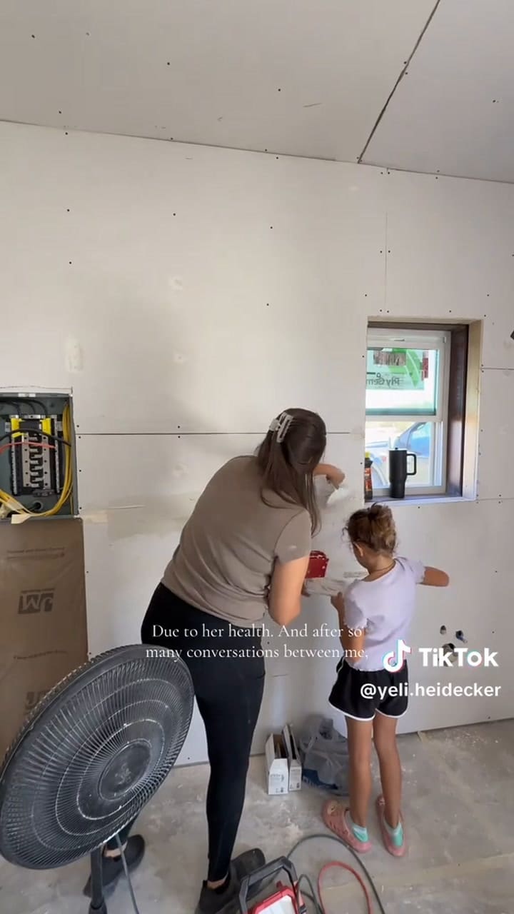 Para reducir costos, decidieron realizar casi todos los trabajos por cuenta propia y contratar solo la estructura y los cimientos de concreto