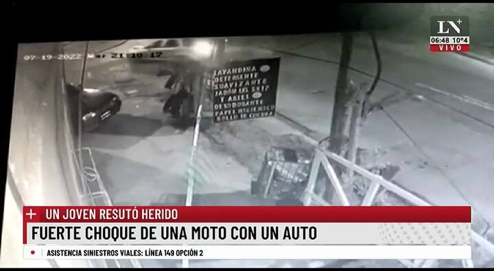 Impresionante choque de frente entre una moto y un auto en Lanús Oeste