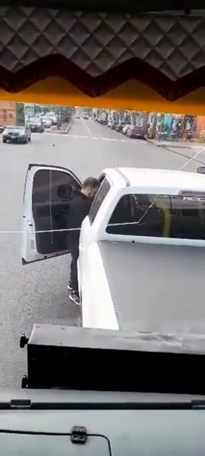 La Plata: una camioneta chocó contra un colectivo y el conductor le propinó una paliza al chofer