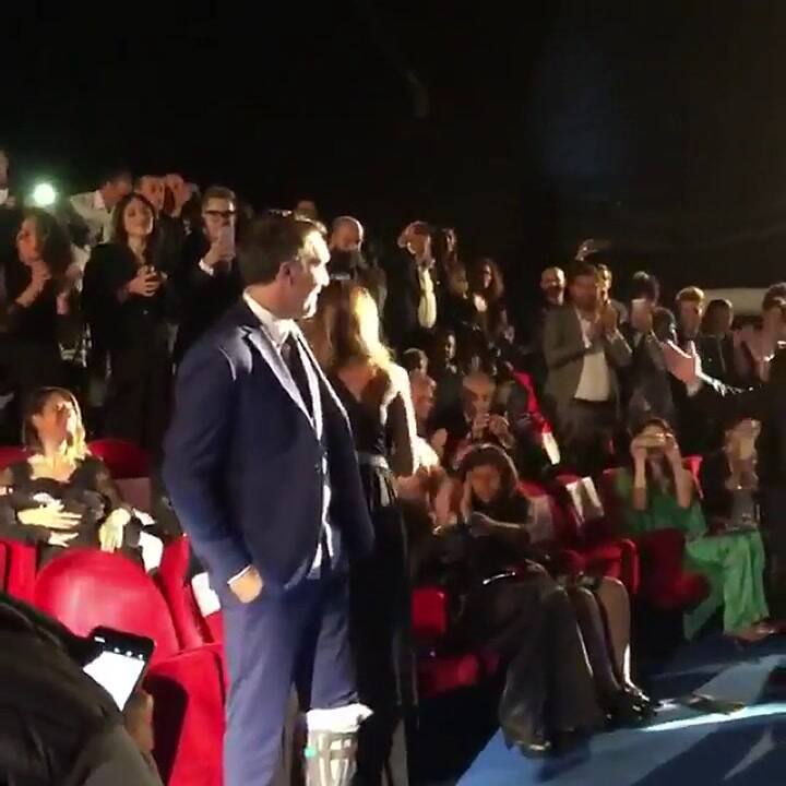 Llanto y muletas: la emoción de Gabriel Batistuta en el estreno de su película