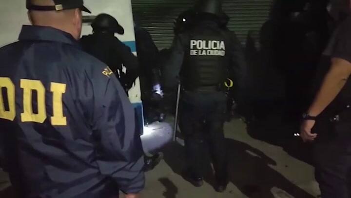 La Policía realizó diferentes allanamientos por el tiroteo en la comisaría de San Justo - Fuente: Po