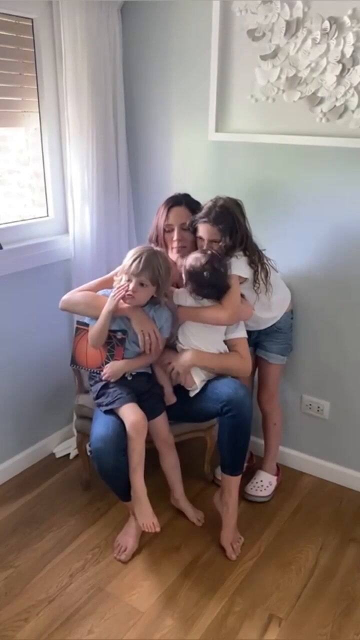 Paula Chaves junto a sus hijos