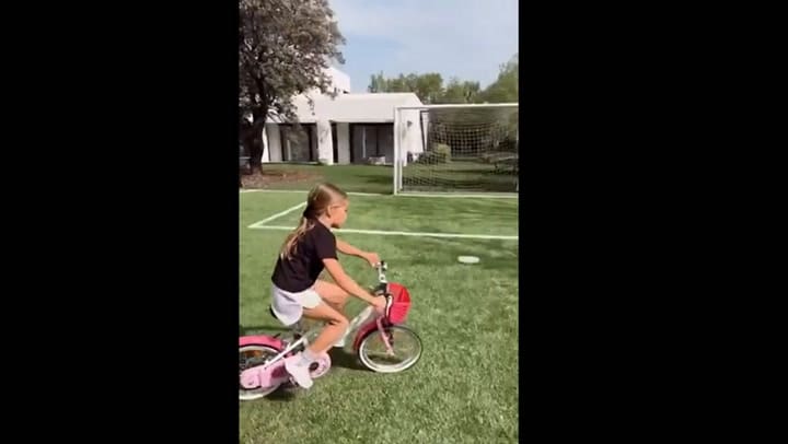 Cholo Simeone juega con su hija en el jardín mientras se aprecia la mansión matrimonial de fondo