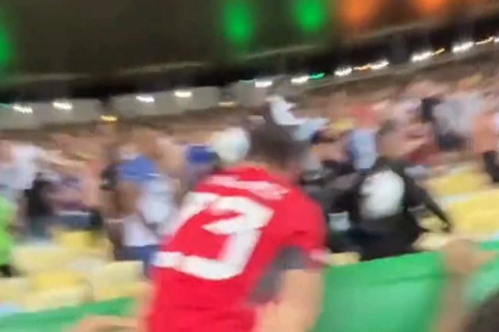 Dibu Martínez reacciona en medio de los disturbios.