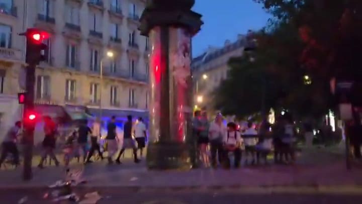 Bengalas y fuegos artificiales tiñen las calles de París