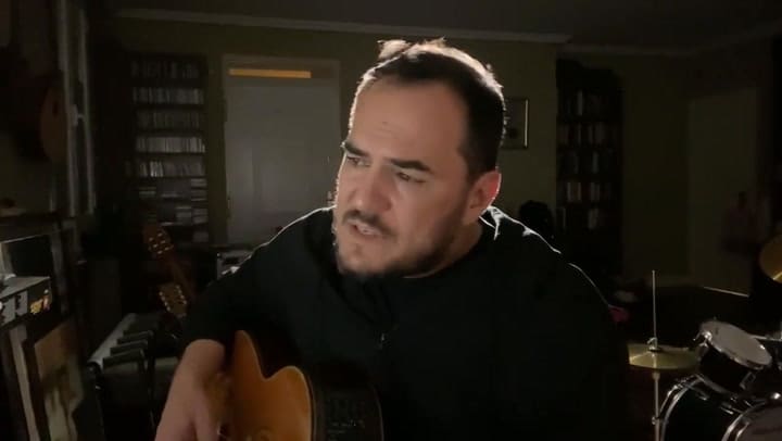 La sentida despedida de Ismael Serrano a Pablo Milanés (Video: Twitter @SerranoIsmael)