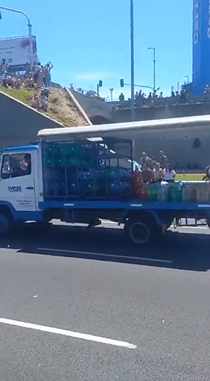 Saquearon un camión de bebidas en medio de los festejos por la Copa Mundial