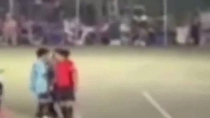 Neuquén: un árbitro le pegó una trompada a un hincha y desató una batalla campal en un partido amateur