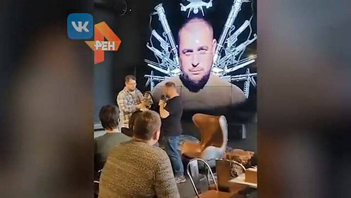 El momento en que el bloguero ruso recibe la estatuilla bomba antes de que explote