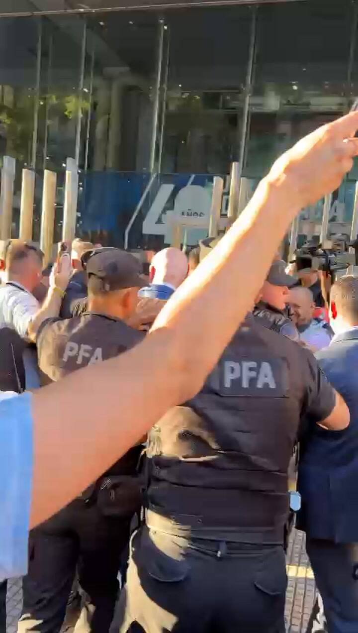 Manifestantes intentaron agredir a Espert