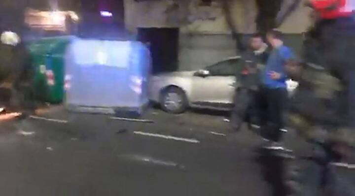 Caballito: chocó, volcó y se escapó, pero dejó a su pareja dentro del auto dado vuelta