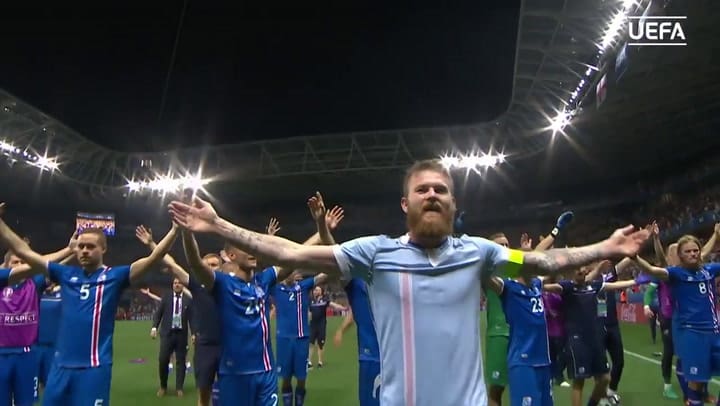 El festejo 'vikingo' de los futbolistas de Islandia